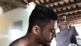 Scopata gay a tre in vasca idromassaggio