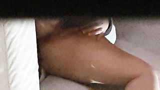 Lei che si masturba con una grossa melanzana