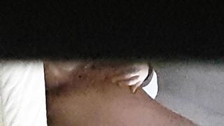 Lei che si masturba con una grossa melanzana