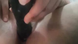 Un grosso dildo nella figa bagnata