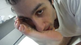 Peppe Fetish lecca i piedi a una sua fan fiorentina