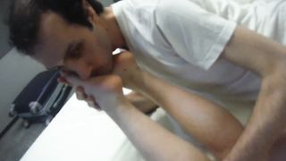 Peppe Fetish lecca i piedi a una sua fan fiorentina