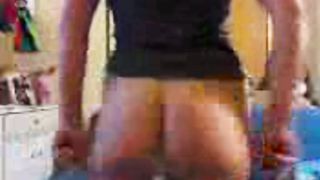 Si masturba nella sua cameretta