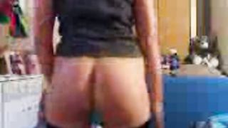 Si masturba nella sua cameretta