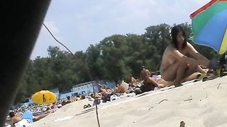 Spione si sega alla spiaggia nudista