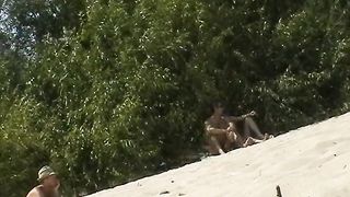 Spione si sega alla spiaggia nudista