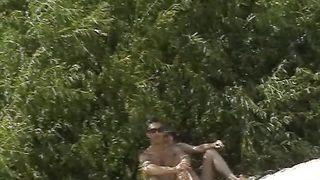 Spione si sega alla spiaggia nudista