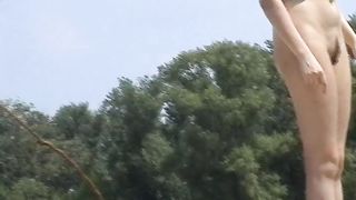 Spione si sega alla spiaggia nudista