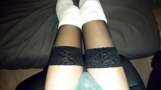 Sissy italiana si sega in calze e mutandine di pizzo