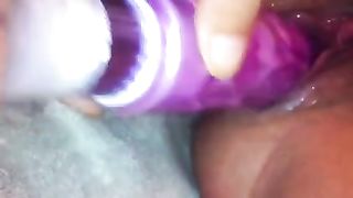 Anna si masturba con un vibratore e squirta