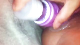 Anna si masturba con un vibratore e squirta