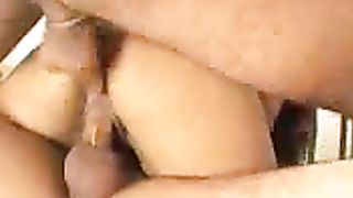 Lo vuole tutto nel culo e gode