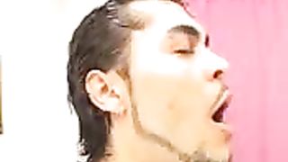 Lo vuole tutto nel culo e gode