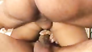 Lo vuole tutto nel culo e gode