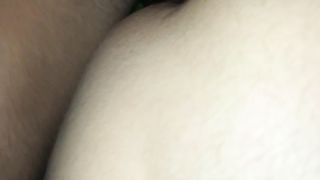 Lo prende ancora nel culo e le piace parecchio