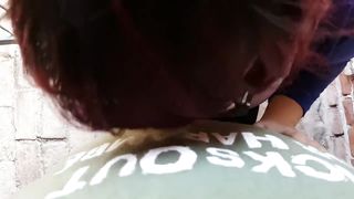 La mia cicciona mi sega e mi spompina al parco