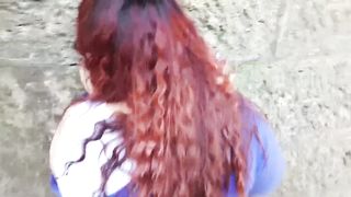 La mia cicciona mi sega e mi spompina al parco