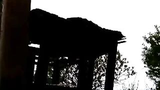 Travestito si sega all'aperto