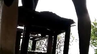 Travestito si sega all'aperto