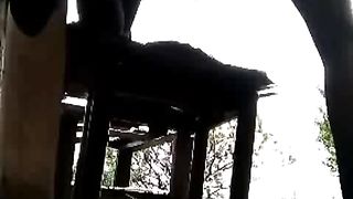 Travestito si sega all'aperto