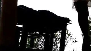 Travestito si sega all'aperto