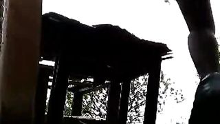 Travestito si sega all'aperto