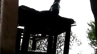 Travestito si sega all'aperto