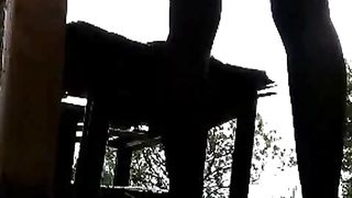 Travestito si sega all'aperto