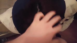 Giovane brunetta in carne gli succhia il cazzo