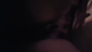 Giovane brunetta in carne gli succhia il cazzo