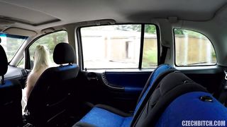 Puttanella bionda ceca fa davanti e dietro