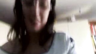 Lei ride mentre fa una sega al suo ragazzo