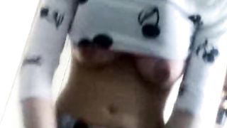 Anteprima del video: Lei ride mentre fa una sega al suo ragazzo