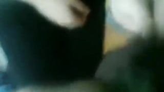 Lei lo spompina e si fa sborrare in bocca