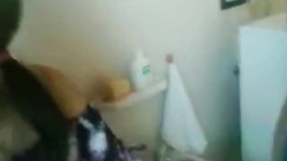 Lei lo spompina e si fa sborrare in bocca