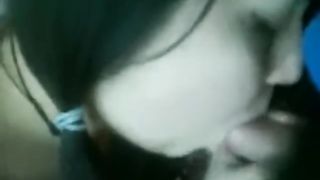 Lei lo spompina e si fa sborrare in bocca