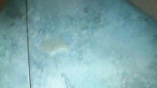 Da solo sul pavimento