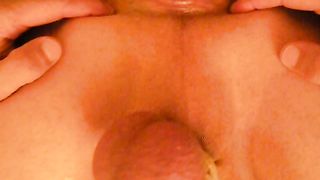 Un'amica mi lega le palle e mi masturba con un vibratore