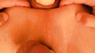 Un'amica mi lega le palle e mi masturba con un vibratore