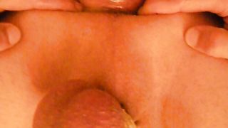 Un'amica mi lega le palle e mi masturba con un vibratore