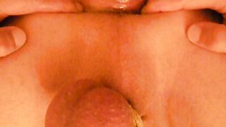 Un'amica mi lega le palle e mi masturba con un vibratore