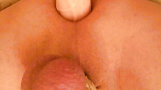 Un'amica mi lega le palle e mi masturba con un vibratore