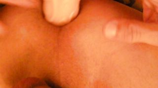 Un'amica mi lega le palle e mi masturba con un vibratore