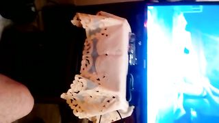 L'amico sborra sul video di mia moglie