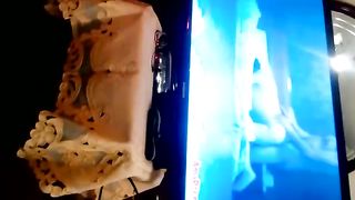 L'amico sborra sul video di mia moglie