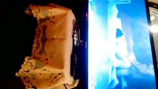 L'amico sborra sul video di mia moglie