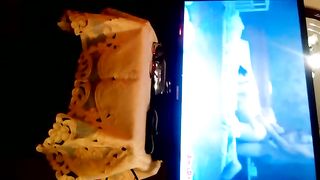 L'amico sborra sul video di mia moglie