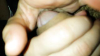 SI FA SPALMARE LA SBORRA SULLA MANO