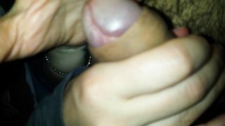 SI FA SPALMARE LA SBORRA SULLA MANO