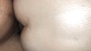 La troia prima si ubriaca e poi lo prende in culo